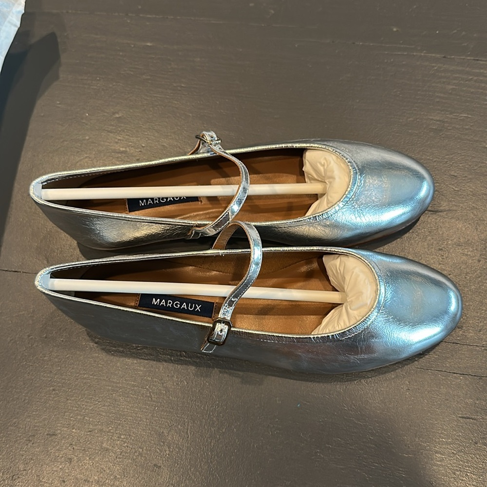 NIB Margaux Silver Crinkle Demi Jane Ballet Flats - size 38.5